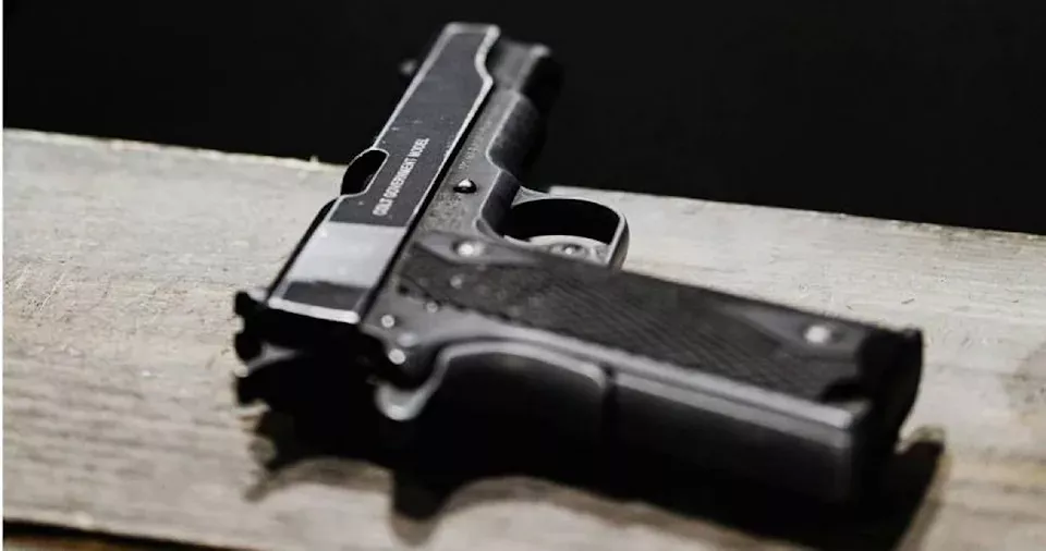 美女老师遭6岁学生开枪 命中胸口 获赔偿1000万美元