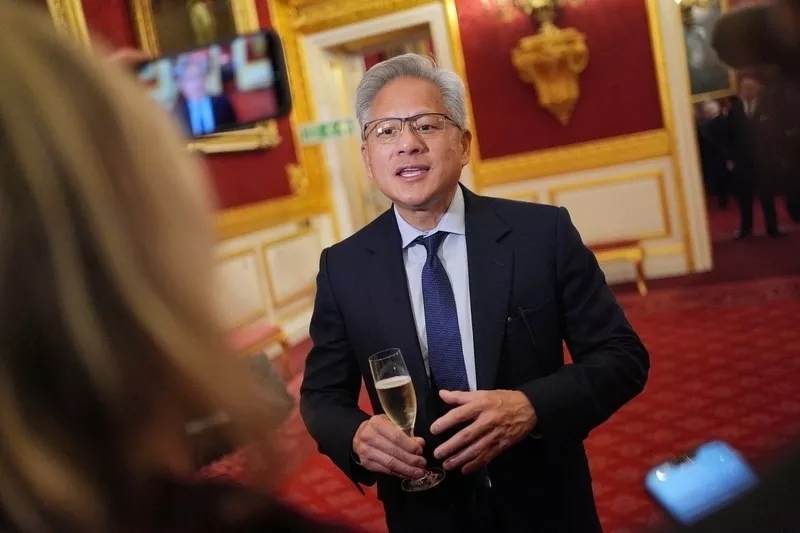 黄仁勋：中国仅落后几纳秒，美国保持优势很重要