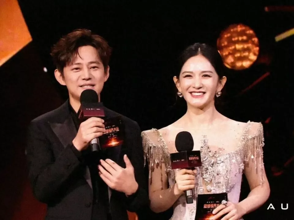 马思纯欧豪“同框”，但何炅的一番话让人破防！