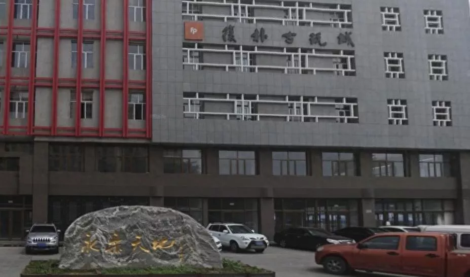 “宁夏最大古玩字画市场”烂尾：法院查封商铺竟公然出售