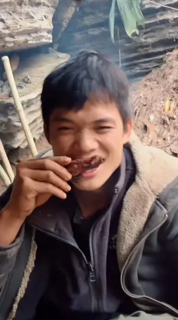 张家界荒野求生选手抓到野猪 网友:丢的骨头都比其他选手食物好