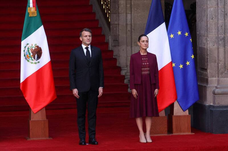 法国总统马克宏（左）7日受到墨西哥总统薛恩鲍姆（右）欢迎到访。（路透）