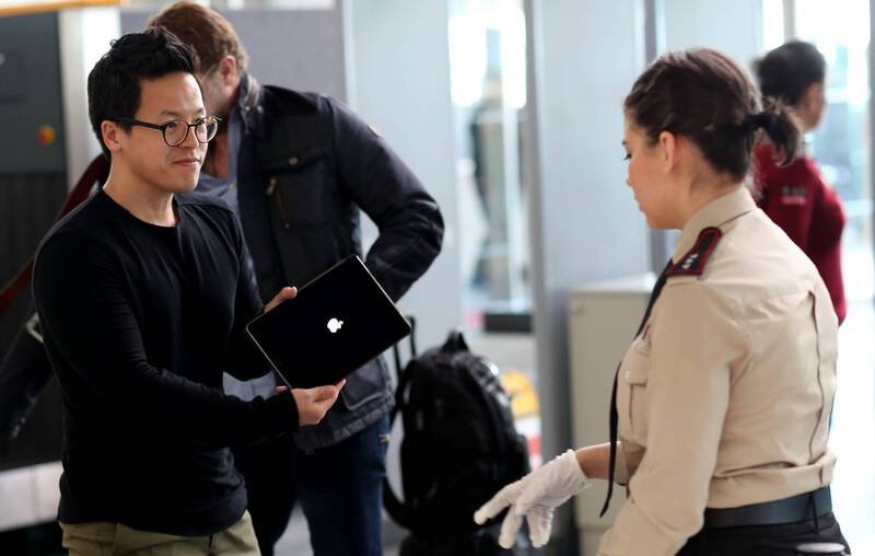 英国多家航空公司规定，若手机、笔电等电子设备在安检时无法开机，恐被视为安全疑虑而不得带上机，示意图。（欧新社）