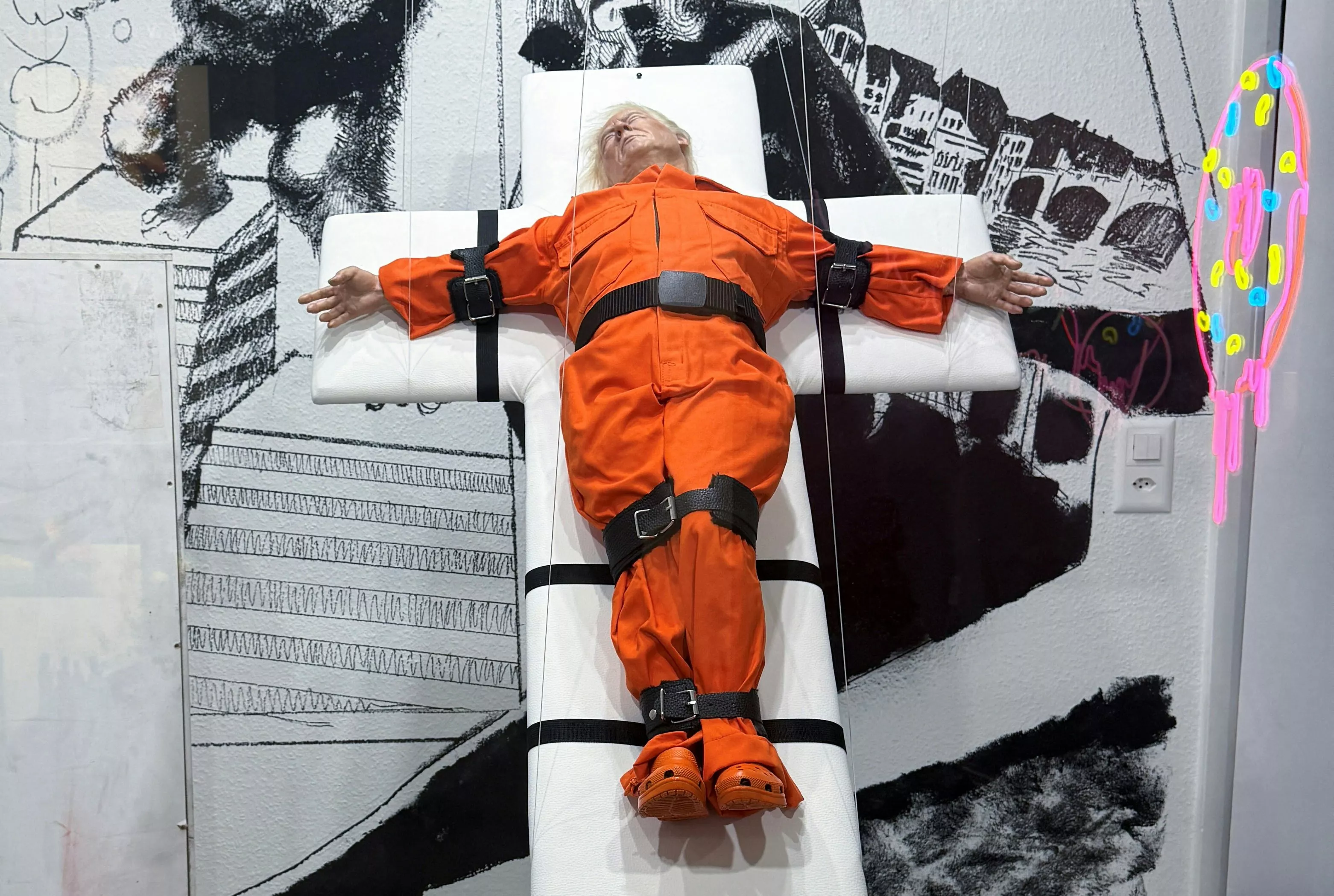 川普“穿囚服绑十字架”雕像展出 太过逼真惹争议