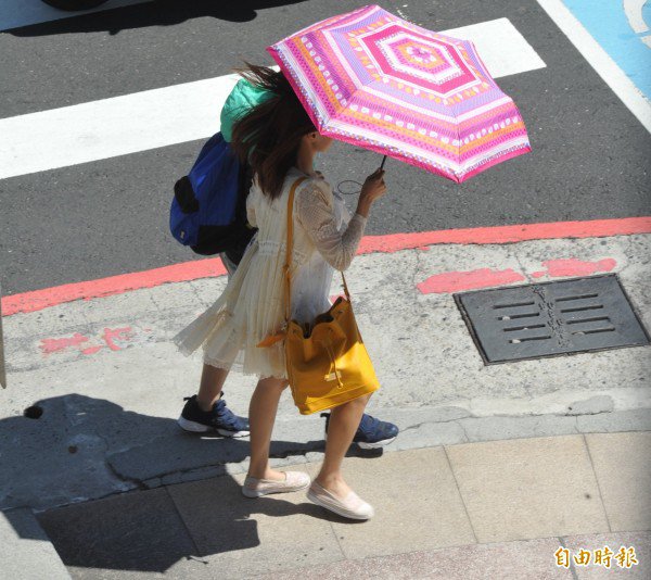 随著天气转趋稳定，紫外线指数也随之飙高，根据环保署空气品质监测网紫外线预测，今全台紫外线指数都在过量级以上，花莲、台东及外岛澎湖更达危险级，呼吁民众出门做好防晒。（资料照，记者黄志源摄）