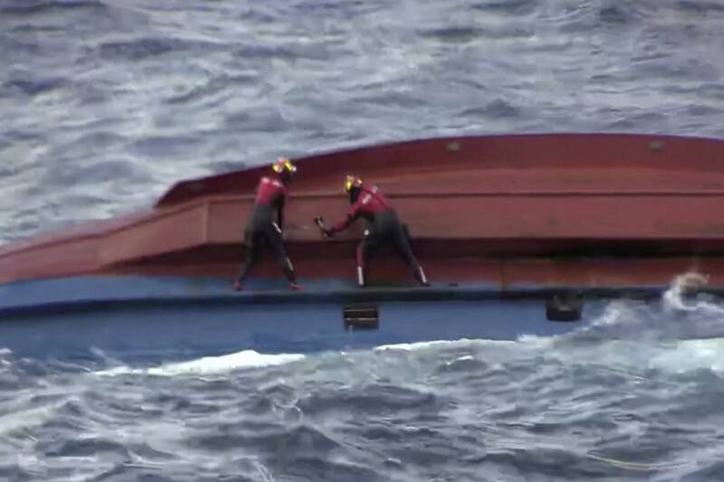 南韩西南部外海今发生中国渔船翻覆事件，南韩海警救起2名船员，不过2人已呈现心肺功能停止状态。图为示意图。（美联社）