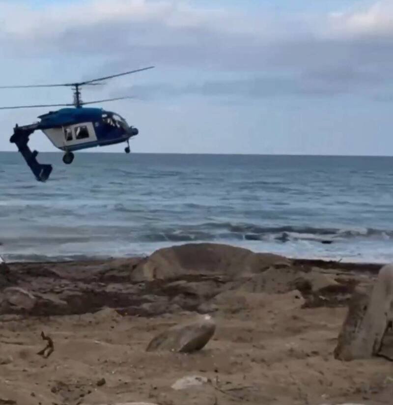 这架Ka-226直升机在里海沿岸「重落地」，被目击尾翼断裂，驾驶仍试图拉起直升机，事后仍不幸坠毁，相关影片也在社群疯传。（图撷取自社群平台「X」）