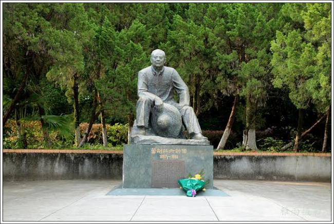 习近平向父亲的恩人铜像鞠躬   献花篮