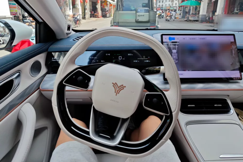 年轻人捡漏倒闭车企“烂尾车”,有人半价买哪吒