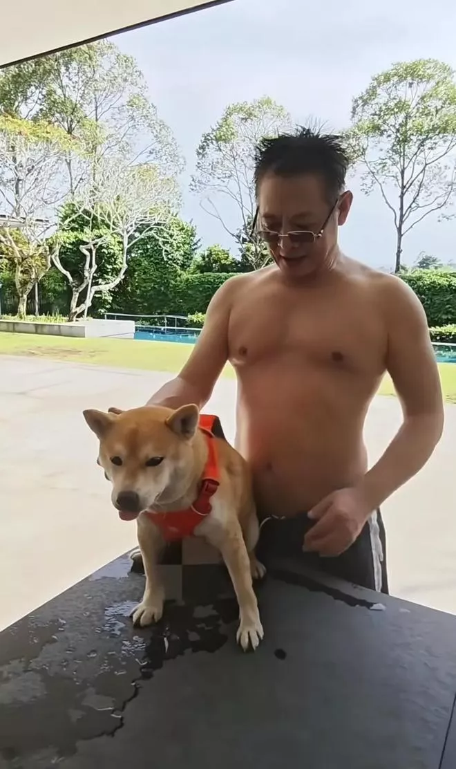 62岁李连杰探班吴京,穿黑色T恤剪寸头精神十足