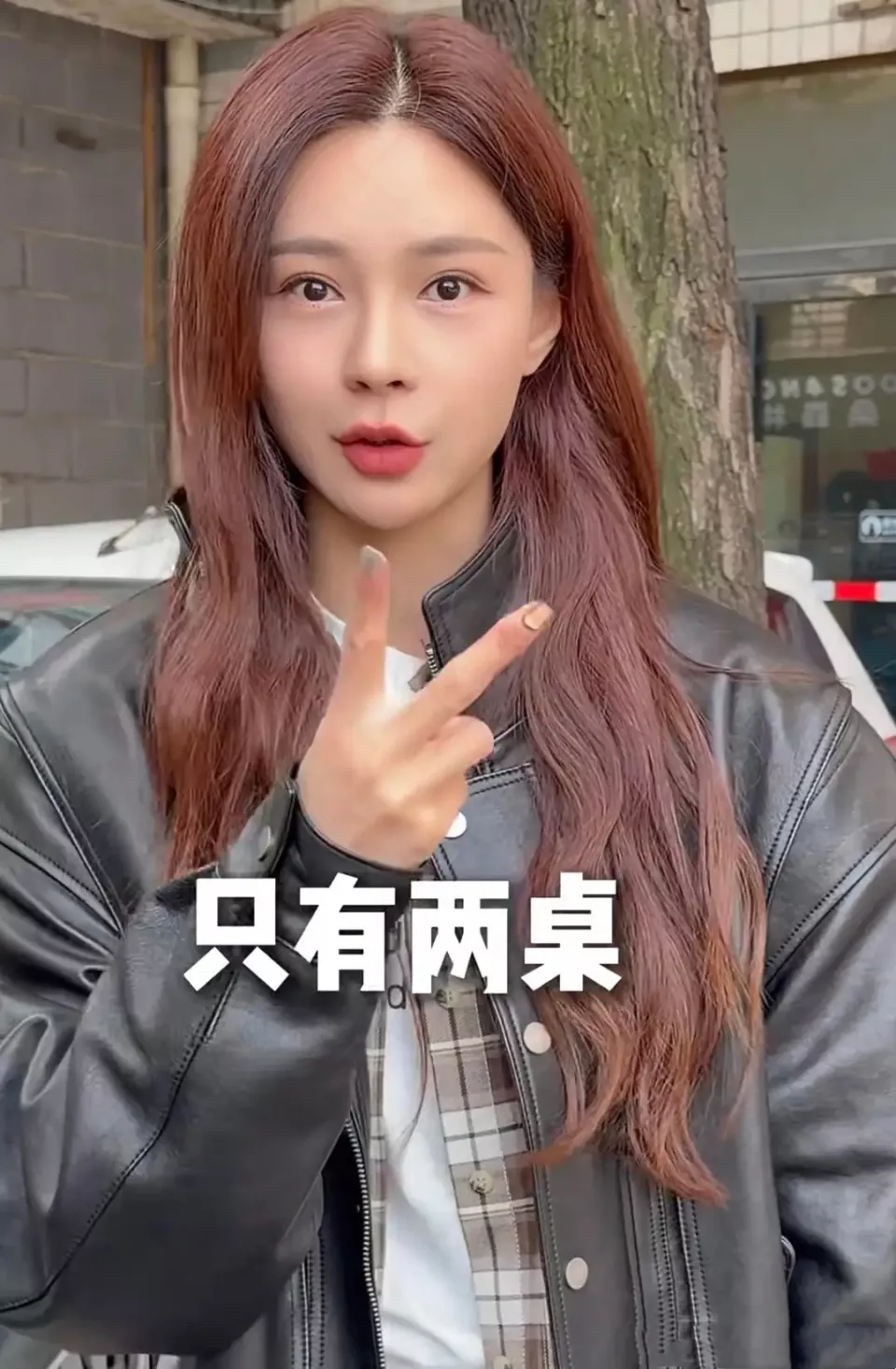 汪涵赴约吃饭,穿牛仔衣系同色系围巾很保暖,胡子花白像老头