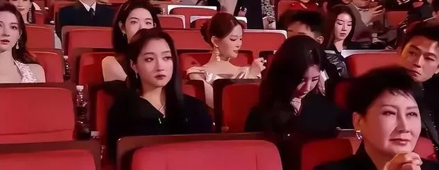 马思纯与欧豪分手7年后再次同框,欧豪偷瞄马思纯,或许女方已放下了