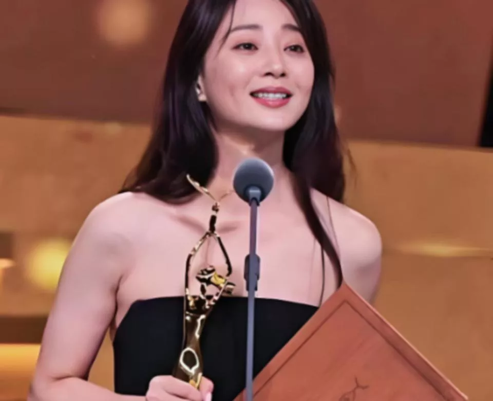 她是演员中的女富豪,豪车多的开不过来,如今45岁却活得像20岁