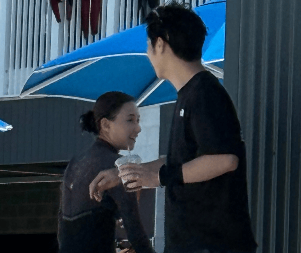 窦骁何超莲国外被偶遇！女方冲浪心情大好，窦骁喝咖啡满脸愁容