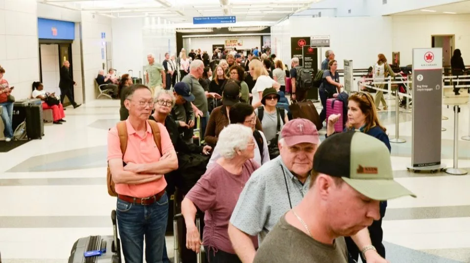 政府停摆 上千航班取消 特朗普又回海湖庄园狂欢