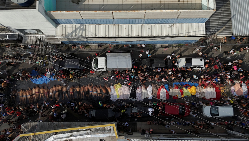 巴西警方10月底在里约热内卢展开大规模扫毒，上百人死亡，当地街道成为临时停尸间，《路透》曝光震撼空拍照。照片已经过模糊处理。（路透）