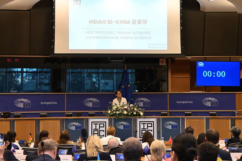 副总统萧美琴7日在「对中政策跨国议会联盟」（IPAC）于欧洲议会举行的年度峰会发表演说，欧洲议会议长、欧盟对外事务部、比利时外交部皆对萧美琴访问行程知情。（中央社）