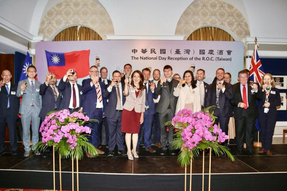 10月,中国驻新西兰大使王小龙致函多位纽国议员,训斥他们出席台湾国庆酒会。 (取自驻新西兰台北经济文化办事处网站) 10月,中国驻新西兰大使王小龙致函多位纽国议员,训斥他们出席台湾国庆酒会。 (取自驻新西兰台北经济文化办事处网站)