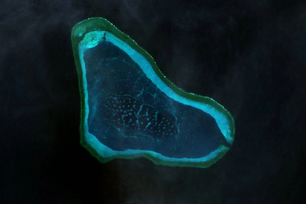 从中国在黄岩岛周边最新的安全与军事部署中，可以观察到其移动模式具有高度的清晰性、弹性和长期战略考量。 （维基百科）