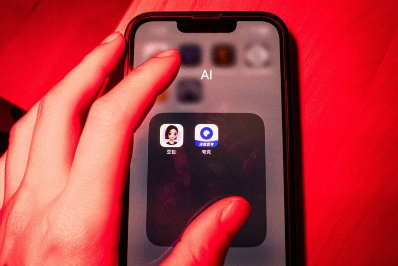 專家認為，如果中國AI生態系統無法轉化為實際銷售，中國在科技競賽中可能停留在「擁有龐大用戶群的假象」。示意圖。（彭博）