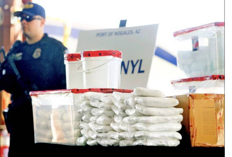 美国查扣的芬太尼与其他合成类鸦片物质走私品。（美联社档案照）