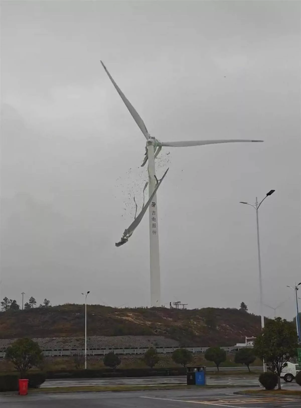九江一架风力发电机叶片空中断裂,目击者称"玻璃纤维满天飞"