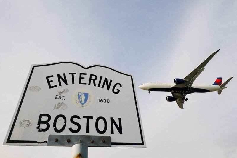 美国总统川普宣布，将发给那些在政府停摆期间坚守岗位的航管人员每人1万美元奖金。（路透）