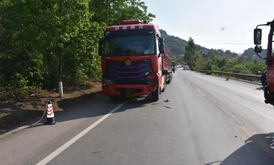 货车超车时撞上超载摩托致3人死，年龄最大的仅15岁