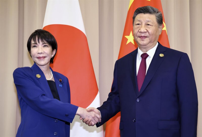 日本首相高市早苗(左)與中國國家主席習近平(右)31日在韓國慶州舉辦的亞太經濟合作會議(APEC)峰會場邊舉行領袖會談前握手。(共同社)