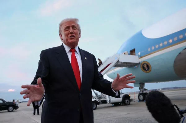 川普发钱了!政府停摆"航管人员"无薪硬撑,每人获1万元