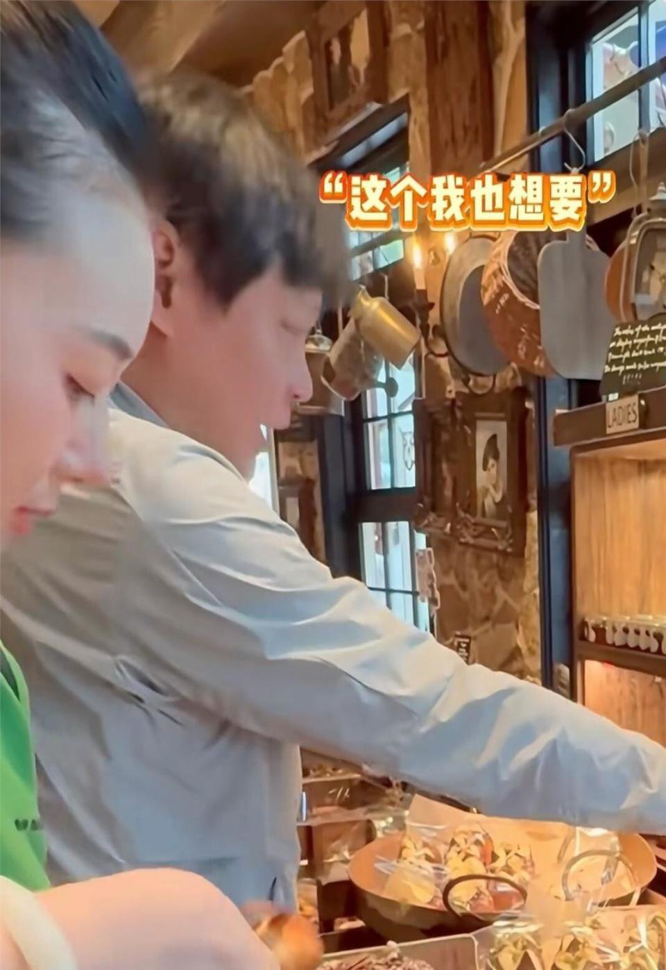 范志毅夫妇一起逛街,17岁年龄差像“ 父女”,老婆个漂亮但管得严