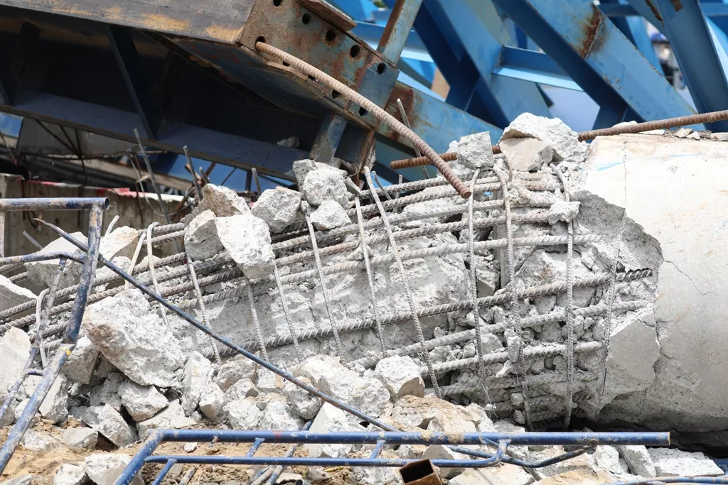 惊人画面!四川“红旗桥”轰然崩垮 合龙1月才竣工