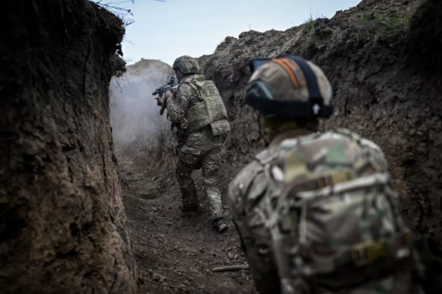 俄军突袭逼近城区 乌军战线面临崩溃边缘