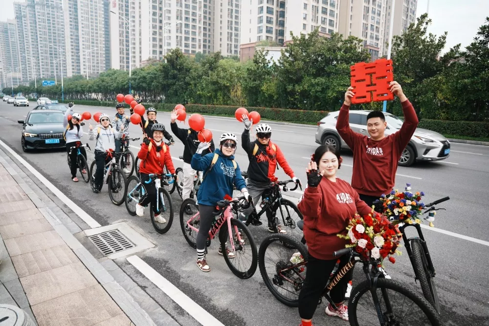 90后情侣因骑行结缘举办“骑行婚礼”:接亲队伍由骑友担任