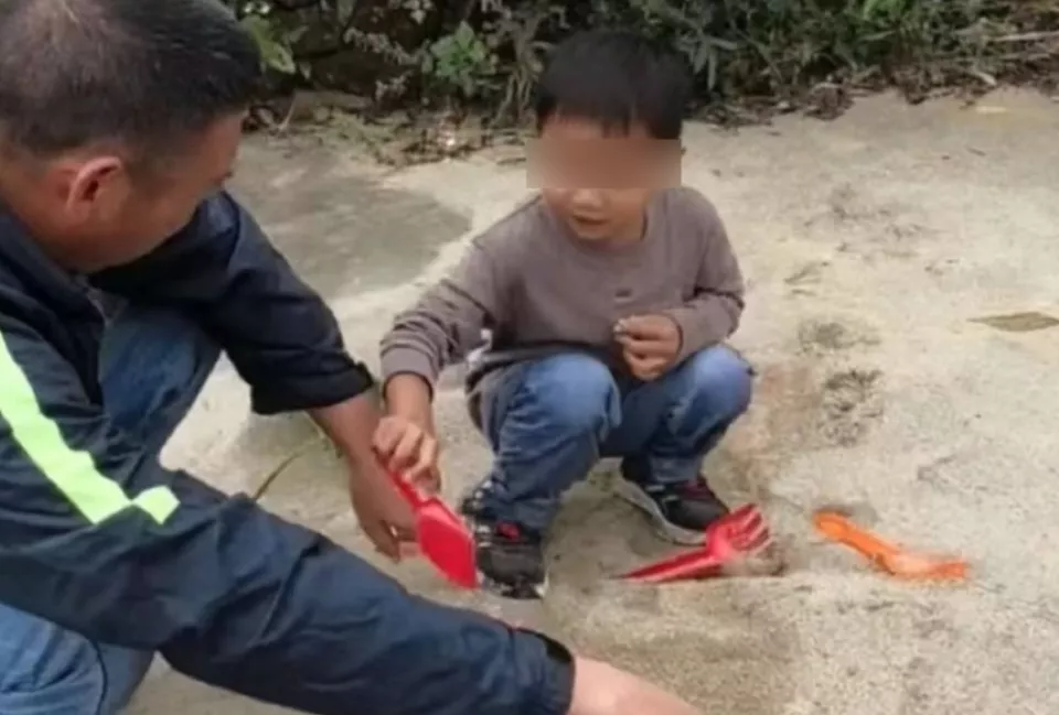 “野人小孩”的通报中,有一个细节我无法理解