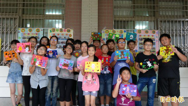 麻豆大山国小18位毕业生发表自制毕业纪念册，很有成就感。（记者杨金城摄）
