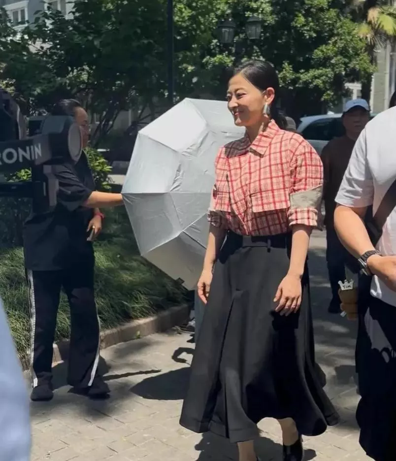 50岁梅婷南京被偶遇，路人视角难以言喻