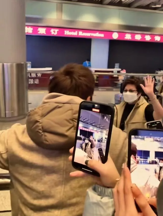 陈伟霆爱人北京豪宅晒照，何穗产后腰细身瘦