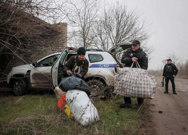 乌克兰最高军事指挥官表示，俄罗斯军队已攻下南部札波罗热地区的3个聚落。图为乌克兰警方协助居民从前线城镇胡利亚伊波列撤离。（路透）