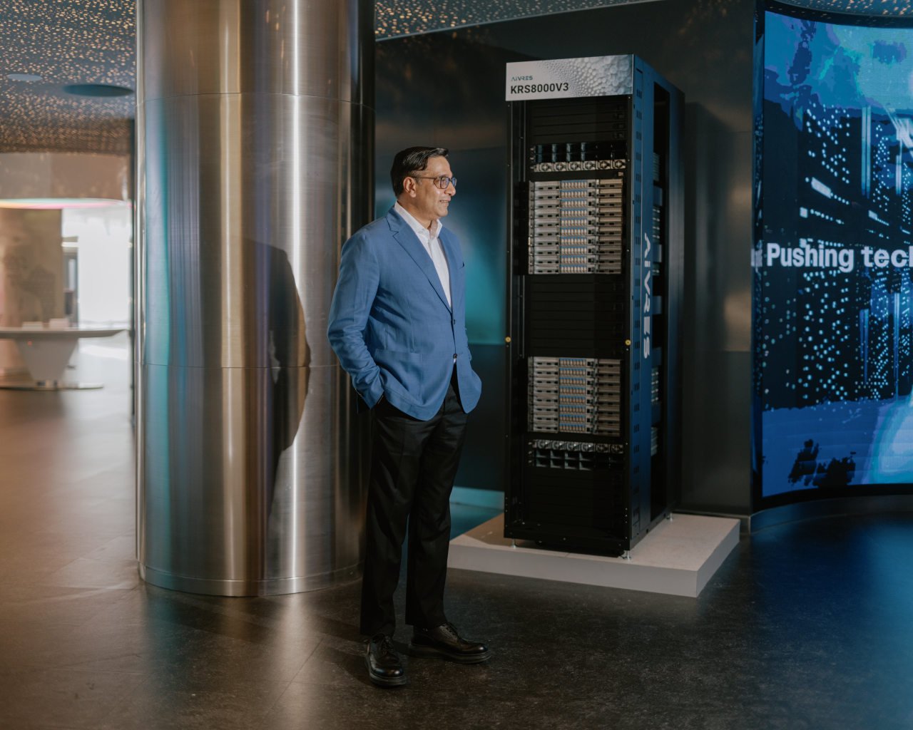 Vikram Sinha是Indosat的首席执行官,该公司与跨国公司合作。 Vikram Sinha是Indosat的首席执行官,该公司与跨国公司合作。