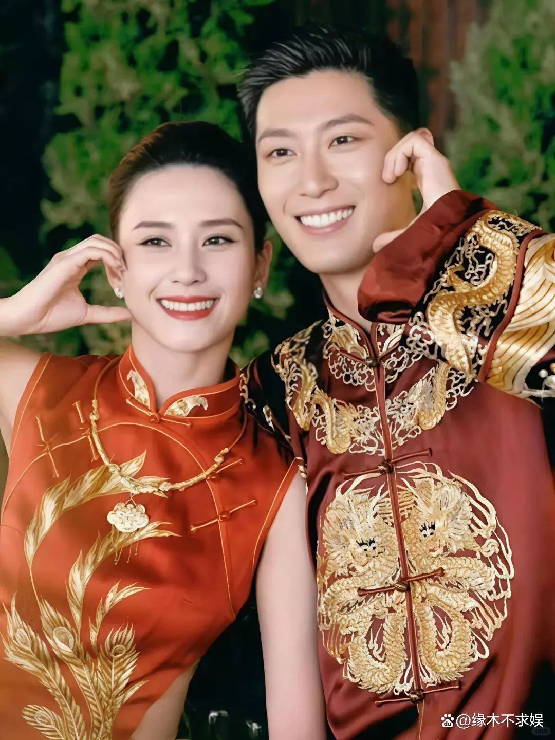 窦骁、何超莲跑澳洲约会,餐厅接吻放得开