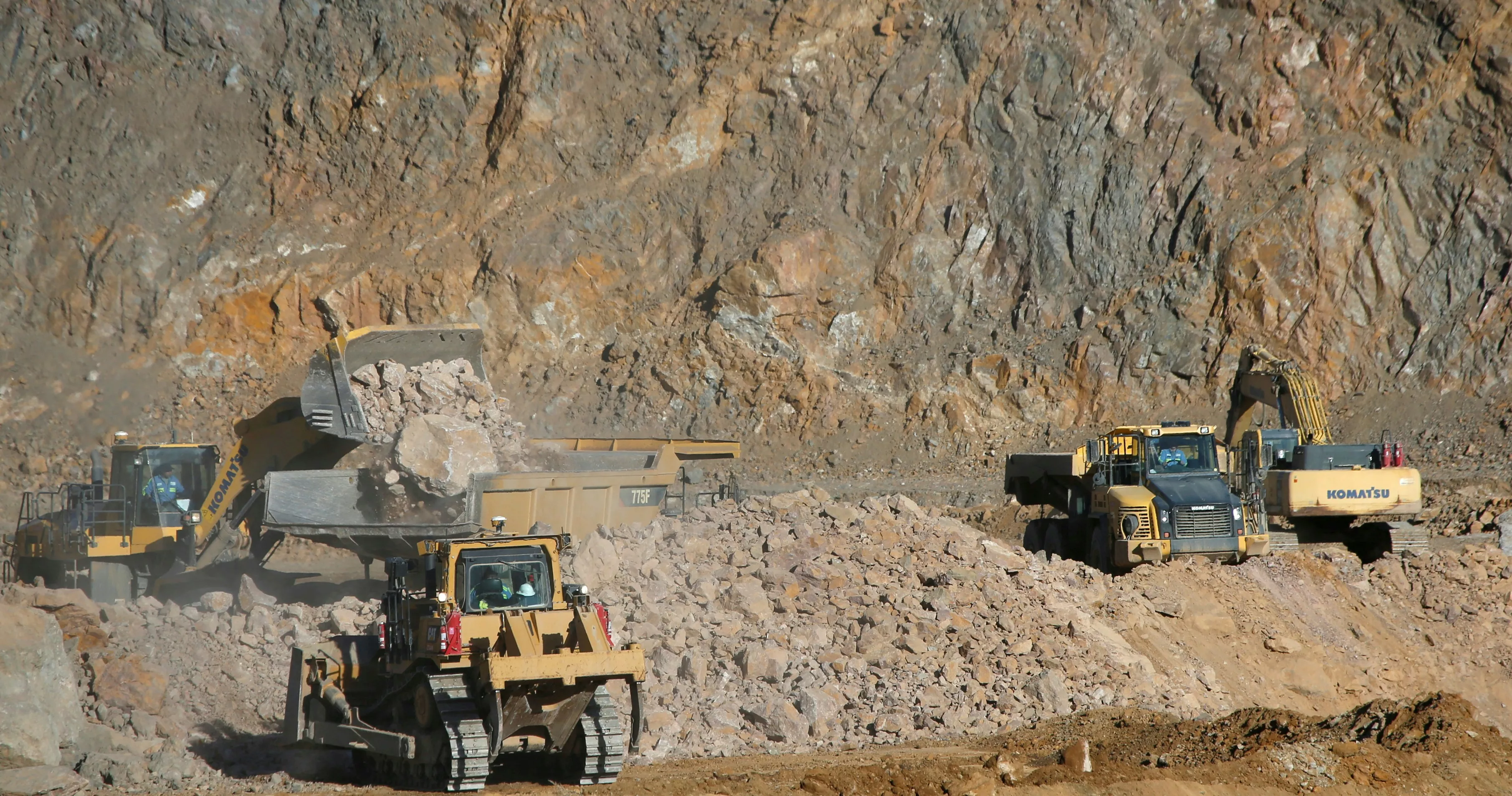 中国向美国举起稀土屠刀后,俄罗斯为什么慌了?