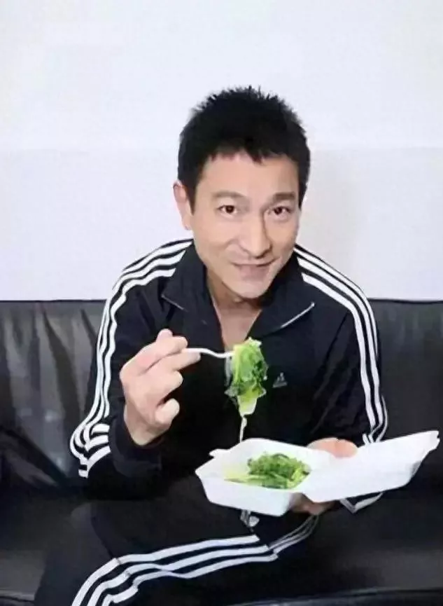 62岁刘德华晒一日三餐,网友:太狠了,难怪看起来像40岁