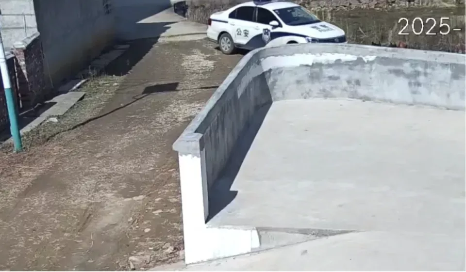 湘潭一辅警被举报“私开警车回家砸毁他人财物”