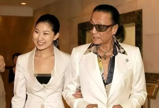 陪伴谢贤12载,用青春换来2000万的Coco