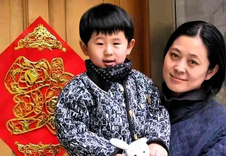 倪萍亿万财富与一滴眼泪!66岁身家上亿 仍为1米97儿子婚事愁白了头