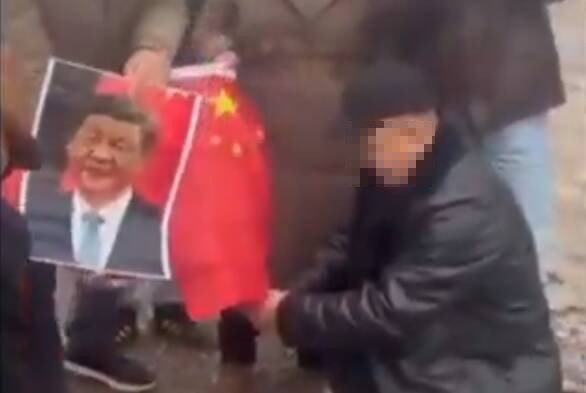 哈萨克爆发反中抗议，示威人士焚烧中国国旗及中国国家主席习近平肖像的影片在网路流传。（撷取自X平台）