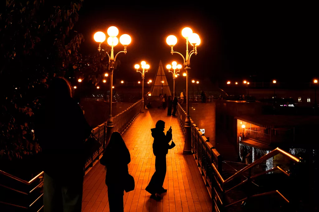 俄上百枚导弹大规模攻击基辅 多处爆炸 防空系统启动