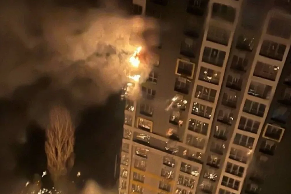 俄430架无人机大规模攻击 撞进基辅公寓大楼爆炸