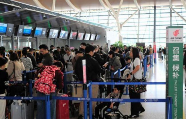 北京示警无效!飞日航班柜台大排人龙 北京示警无效!飞日航班柜台大排人龙
